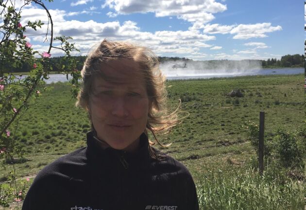  Jennie Preiholt med Rörbosjön i bakgrunden. I sjön hämtar helikoptrarna vatten i släckningsarbetet. 