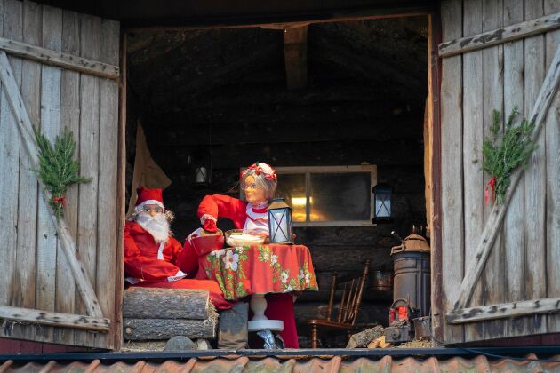  I den sista adventsluckan i gårdens julsaga väntar tomtemor med grötfatet på att tomtefar ska komma hem trött och tillfreds efter att ha delat ut paketen till alla barn.