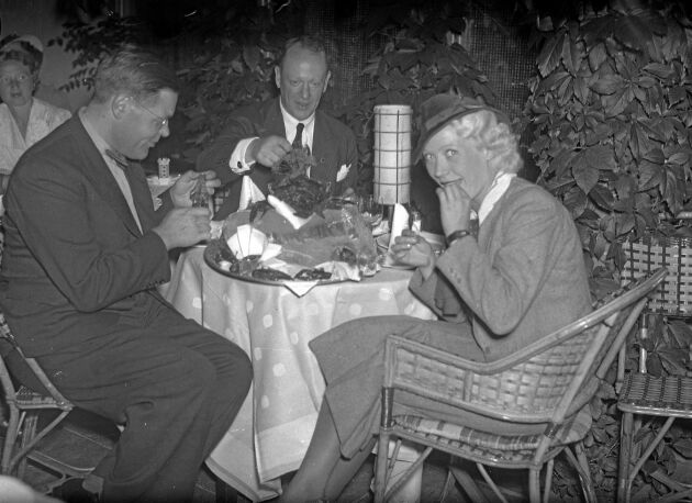  På 1800-talet blev det en tradition hos överklassen att anordna kräftsupéer. På bilden, tagen 1937, festar man loss under en kräftskiva i Göteborg. Foto: IBL