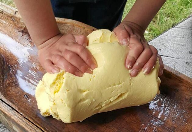  Barnen får lära sig hur processen för att göra smör med en separator går till. 