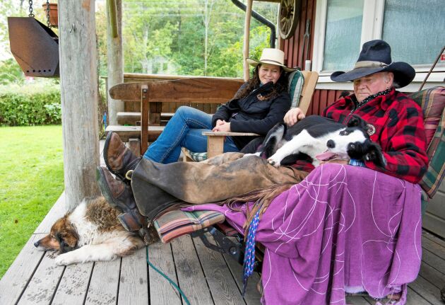  Leif och Ingela njuter av den fina höstdagen på sin veranda på ranchen.