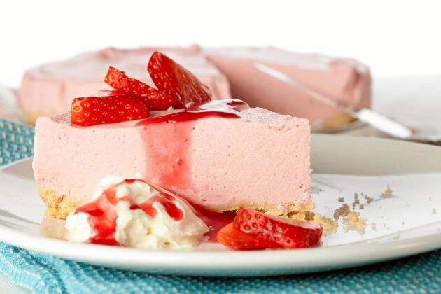  Jordgubbscheesecake i en härlig rosa färg. Toppa gärna med färska jordgubbar. 
