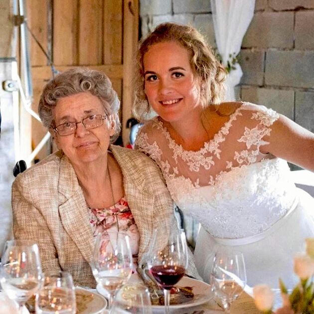  Emilia på sitt bröllop med farmor Kerstin 2020. Kerstin, som tyvärr gick bort fyra månader innan Gårdsboden öppnade, stöttade sondotterns planer för släktgården. 