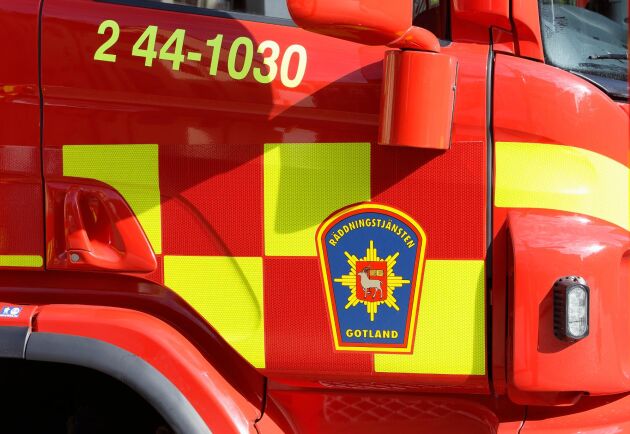  35 brandmän och 10 brandbilar deltog i släckningsarbetet med branden i en ladugård i Lokrume på norra Gotland.