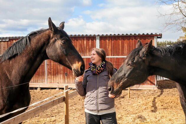  Helena med hästarna Zaranka och Robin. Här vill hon bygga upp en hästgård så småningom,