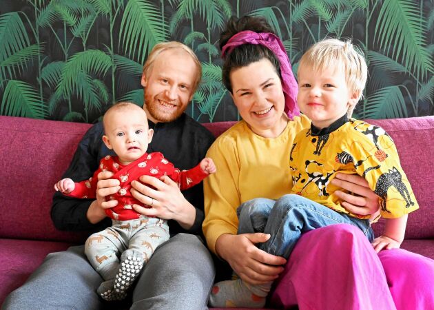  Hela familjen samlad i soffan, Pappa Jakob med Signe, mamma Josefin med Arvid.