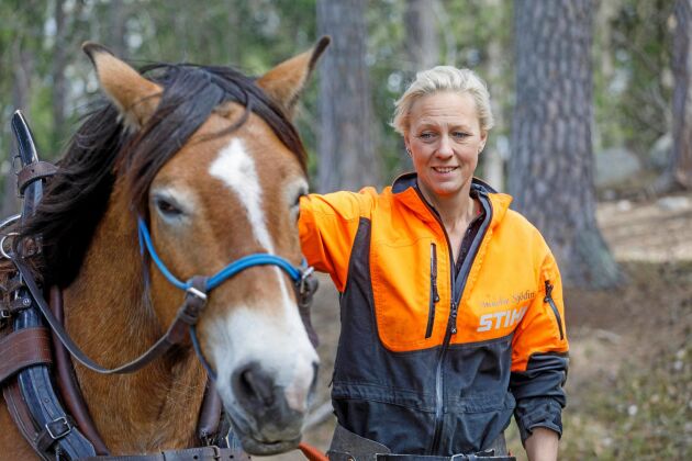  Annelie Sjödin driver Järva trädvårdscenter som blivit nominerade till ”Årets spjutspets”, här tillsammans med hästen Vellina. 