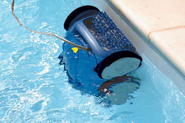  En Poolrobot gör det snabbt och enkelt att sköta om din pool. Poolroboten Hunter från Folkpool har inbyggda motorer och samlar upp allt skräp i en inbyggd filterpåse. Filterpåsarna kan användas om och om igen. De töms, spolas av och kan även tvättas i tvättmaskinen. Pris 7 990 kronor. 