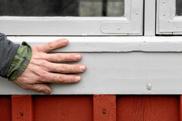  Att träet i fönsterkarmar och bågar är handhyvlade på gammaldags vis är viktiga detaljer.