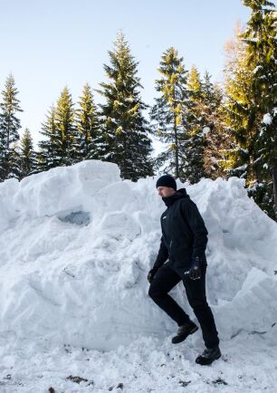  Drygt en meter djup snö blir fort dubbelt så hög när entreprenörerna måste skotta fram lämpliga körvägar. Oskar Jakobsson, produktionsledare hos Norra i Örnsköldsvik, ser stora problem att klara virkesleveranserna den här vintern.