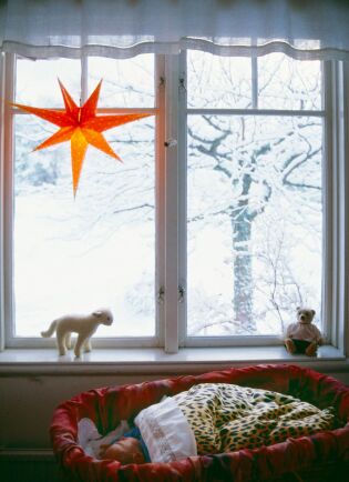  Tindra Kristall lyser tryggt i fönstret hela december.