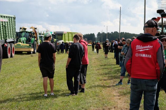  Maskindemonstrationen vid Öjeby lantbruksmässa lockade mycket intresse.