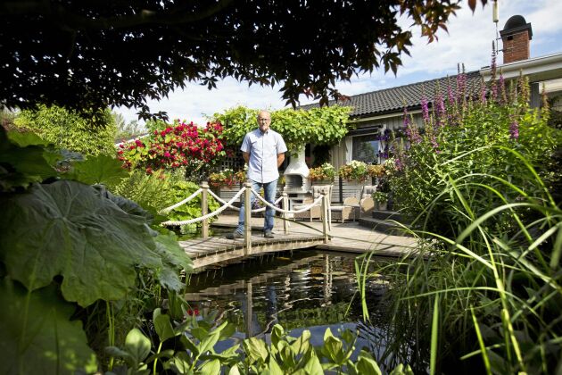  Jonny Nilsson vid dammen i sin trädgård som går under namnet Bland blommor &amp; blues.