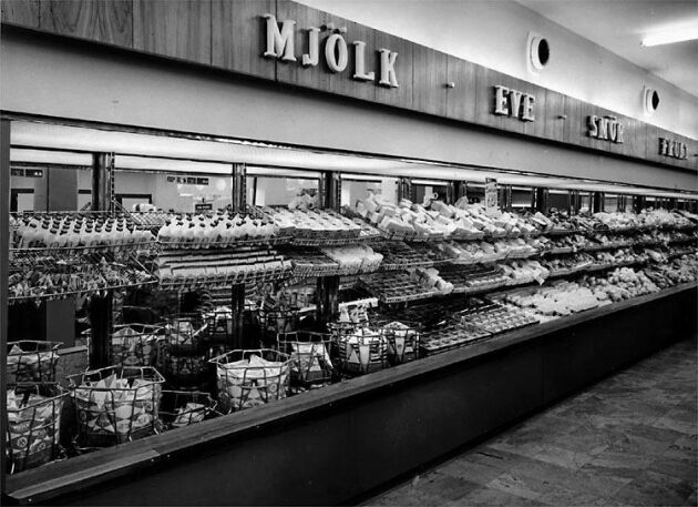  Här säljs mjölk i en Konsum-butik i Örebro år 1962. Mjölken blev genom framgångsrika pr-kampanjer en symbol för den svenska folkhälsan. 