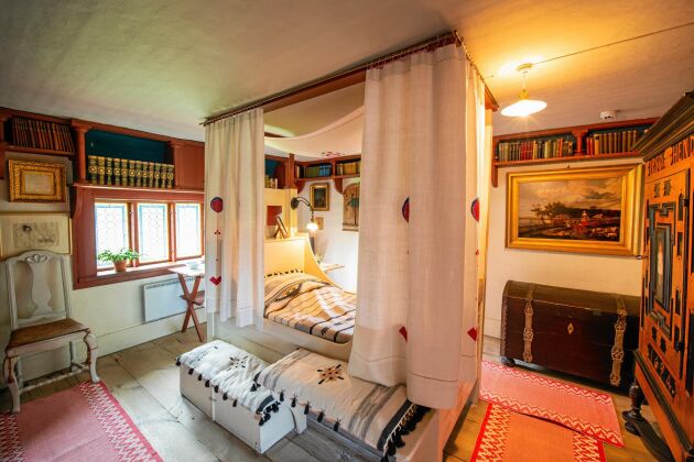  Carl Larssons säng på Sundborn var riktigt mysig med täta draperier som stängde kylan ute.
