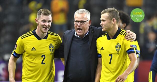  Sveriges förbundskapten Janne Andersson kramar om Emil Krafth och Viktor Claesson efter 2-1 segern mot Spanien i september.