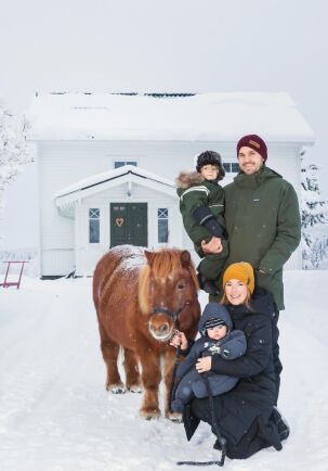  Snön ger julstämning för Isabell Lundberg och Fredrik Burlin med barnen Lo och Svante och shetlandsponnyn Fapriola.