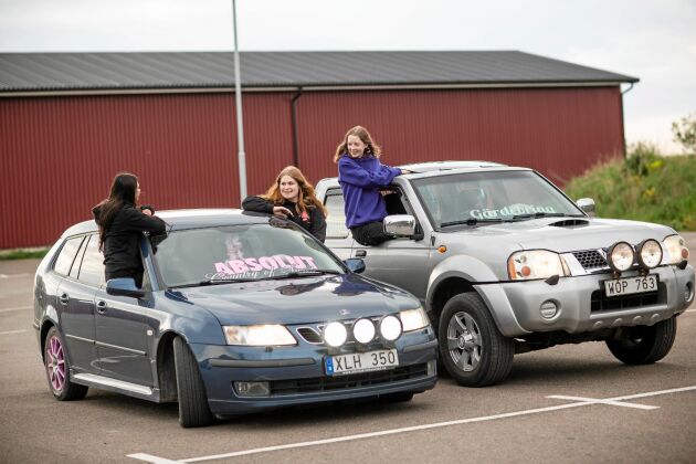  De tre vännerna träffas och mekar med sina bilar, när de inte åker med dem. Från vänster Amanda, Amelia och My.