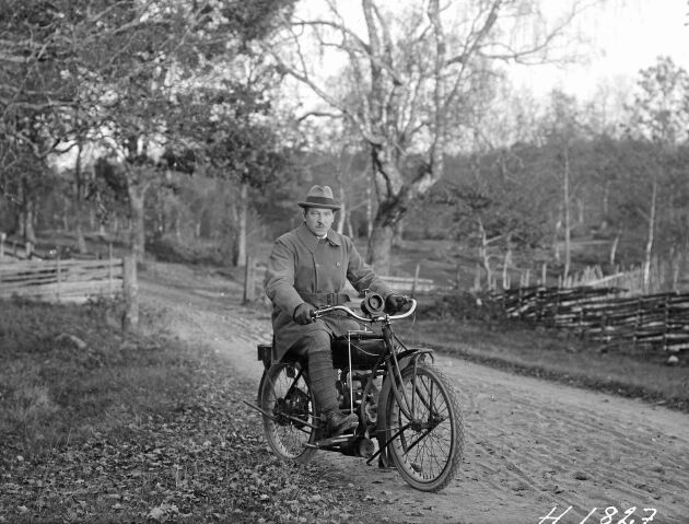  Handlare Edvin Karlsson i Svinhult poserar sammanbitet på sin nyköpta motorcykel (ca 1920).