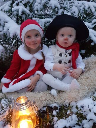  Vad är detta? Julkort i januari? ja visst, för i december kanske det inte är någon snö! Smart! Anna Johansson, Färgelanda i Västra Götaland, fotar alltså barnen i julmundering nu!