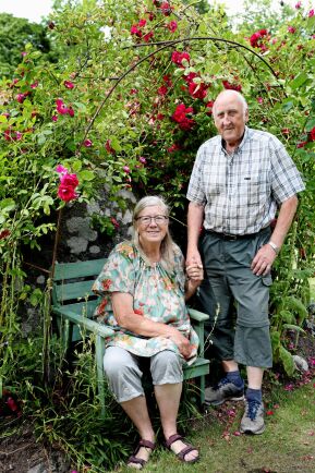  Lilian och Lennart Karlsson bjuder på trädgårdskalas.