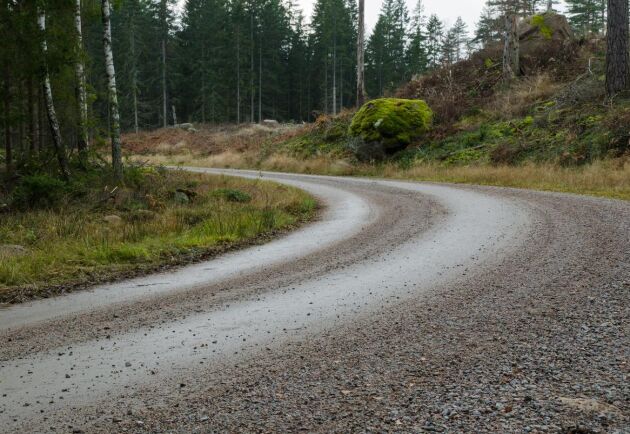  Regeringen har bland annat avsatt pengar för att förbättra vägarna på landsbygden. Foto: Istock