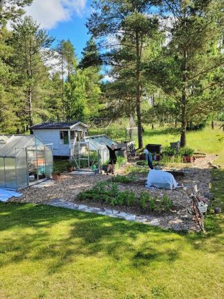 Julia Persson laddar för en extra gödslingsrunda i juni på gården Rödjan.