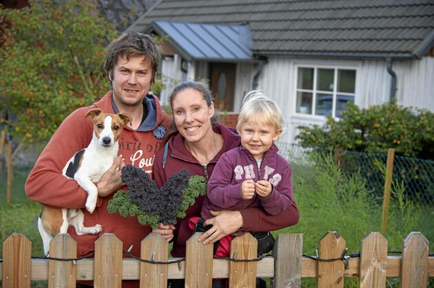  I dag bor Sara med sin familj, sambon Niklas Svensson och 3-åriga dottern Lovisa. 