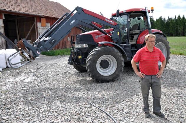 Mer tid i traktorn. Utan glyfosat måste Mats Larsson bearbeta sin vall mycket mer mekaniskt.