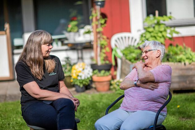  Mette samspråkar med 89-åriga Irene Martinsson som stortrivs i sin lägenhet på äldreboendet.