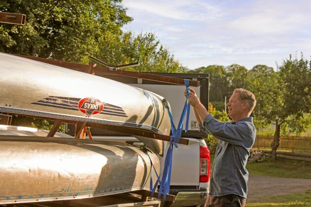  Kjell förbereder kanoterna för sina kunder. Uthyrningen av kanoter är en viktig extrainkomst.