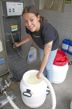  Sara Runsten hämtar mer mjölk från tanken, vägg i vägg med det nybyggda mejeriet. 