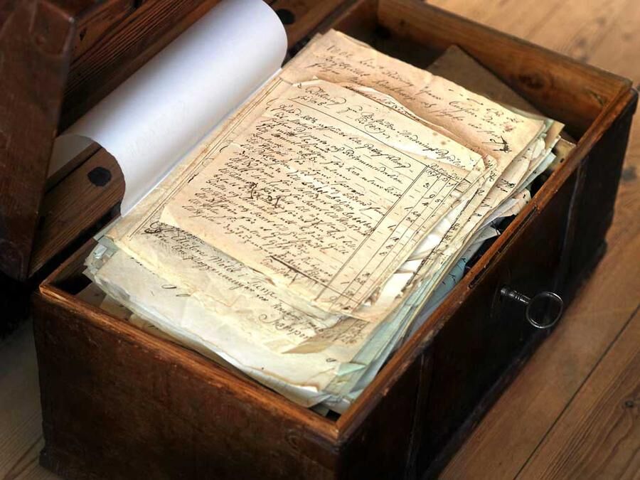 Flera hundra år av släktens historia ligger samlade som gulnade dokument i en kista på gården, redo för ättlingar att läsa. 