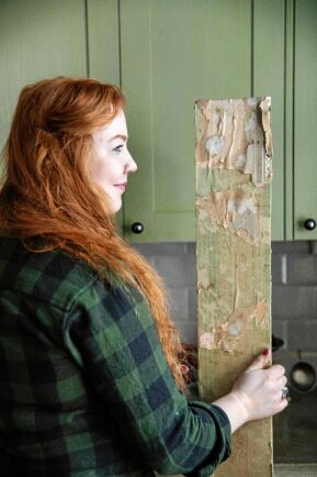  Hanna med en gammal väggpanelsbit i den gröna färg hon försökt efterlikna i köket.