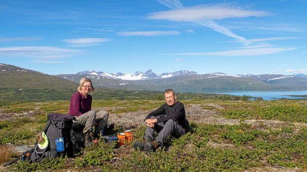  Till lunch åt Katri och Håkan oftast frystorkat, här med strålande utsikt mot Sulitelmaglaciären i bakgrunden.