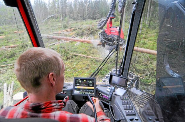  Det råder förarbrist i norr. Därför satsar skogsägarföreningar och skogsbolag på åtgärder för att få nya förare till branschen.