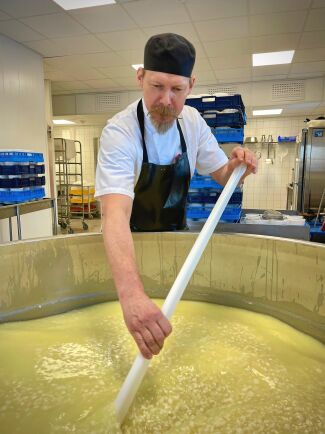  Osttillverkning och små hantverksmejerier växer snabbt och efterfrågan på mejerister är stor. Här rör Jörgen Appelgren i ostmassan.