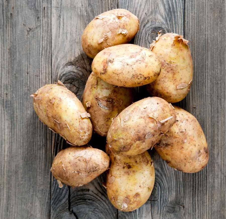Potatis går att odla på höjden i till exempel en plastsäck toppat med halm.