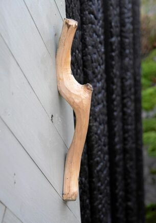  Handtaget till bastuns dörr kan täljas av en gren med vacker form.
