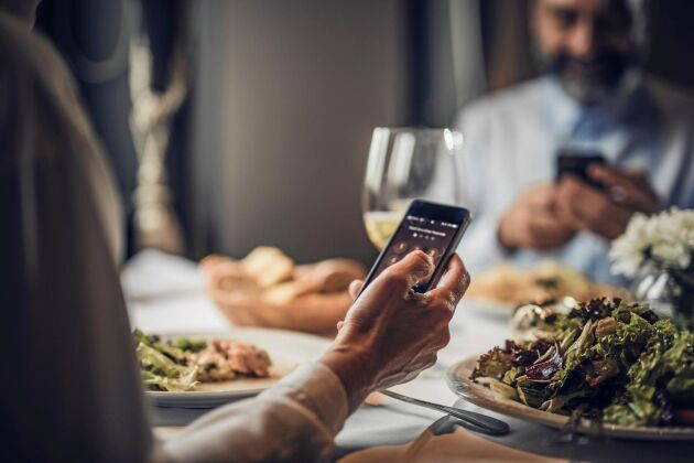  Märker du att du sitter och kollar i mobilen i stället för att prata med den du äter middag med? Du kan vara beroende. 