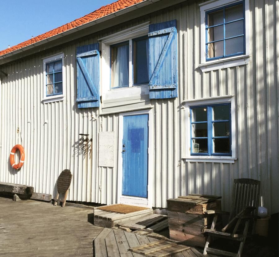 Linnéa och Jonas har sin bas och sitt lager med torkad tång i Tångmagasinet i södra hamnen i Havstenssund. Foto: Catxalot