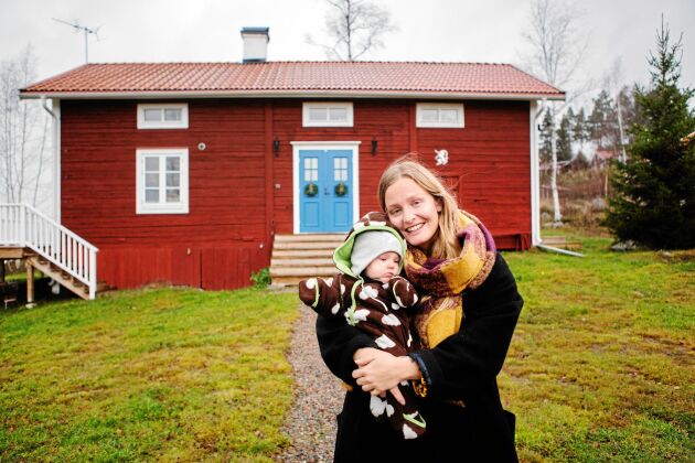  Clara Sagström med sin lilla Hedda som får leva ett friare liv här i Järvsö än i Stockholm.