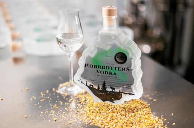  Viktor har designat flaskan som har form av Norrbottens kartbild och gjord av frostat glas.