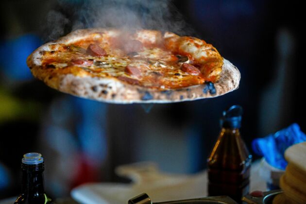  Den nygräddade pizzan Orvar med delikatesskorv från Agnetha på Kullans Lycka utanför Lidköping.