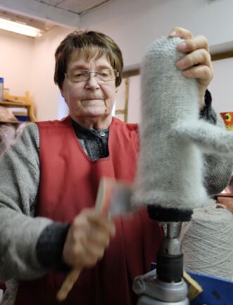  Av en borrmaskin har Gunvor Lundins make gjort en maskin för att underlätta uppruggningen av vantarna.