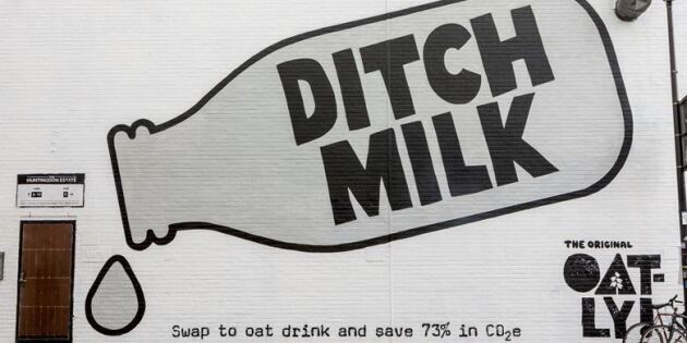 Oatly hånar mjölken i ny London-reklam